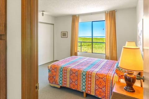 Finch's Sunset Condo #16 House in Moclips