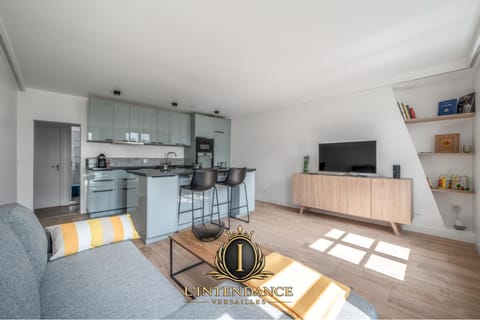 Property building, TV and multimedia, Kitchen or kitchenette, Living room, Seating area, Dining area, dishwasher, oven, stove