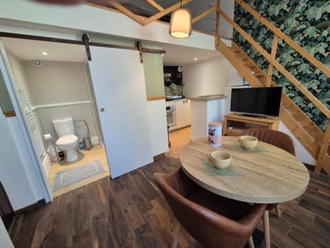 TV and multimedia, Kitchen or kitchenette, Living room, Seating area, Dining area