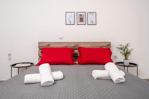 Bed, Bedroom, towels