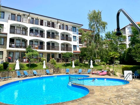 Property building, Swimming pool, sunbed