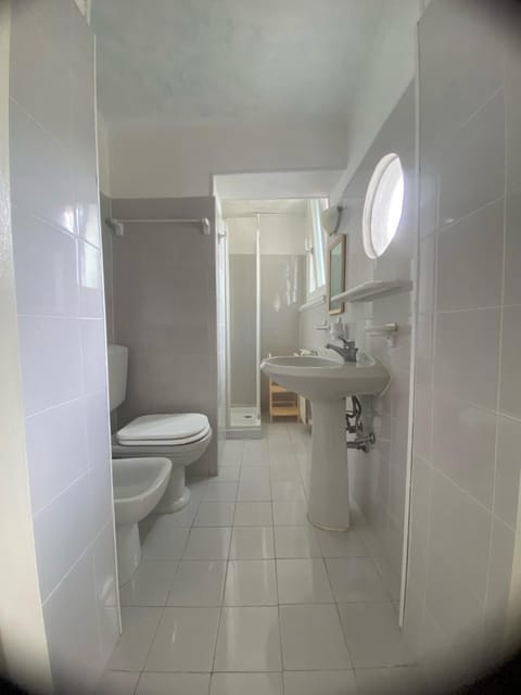 Shower, Toilet, Bathroom, bidet, towels