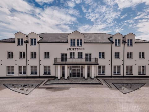 Property building, Facade/entrance, Day