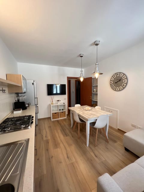 TV and multimedia, Kitchen or kitchenette, Dining area, oven, stove