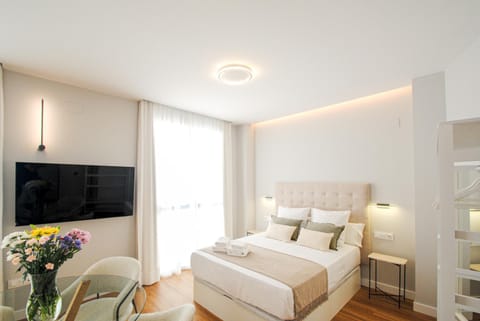 Bed, TV and multimedia, Photo of the whole room, Bedroom, towels