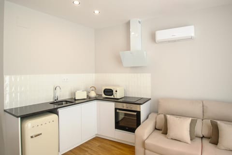 Kitchen or kitchenette, Living room, Seating area, Dining area, stove, toaster