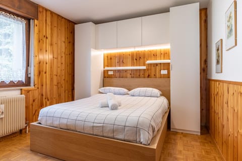 Bed, Photo of the whole room, Bedroom, towels, wardrobe