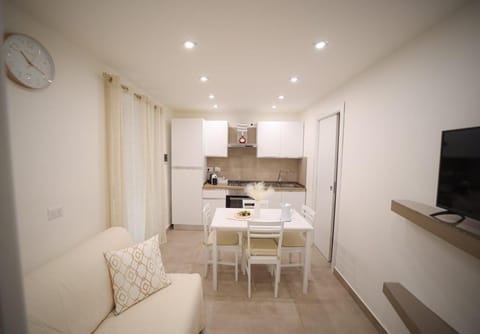 TV and multimedia, Kitchen or kitchenette, Living room, Seating area, Dining area, minibar, oven, pet friendly, stove