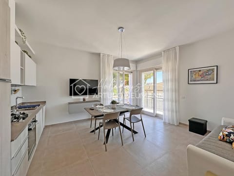 Kitchen or kitchenette, Dining area, oven, stove