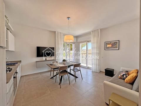 Communal lounge/ TV room, TV and multimedia, Kitchen or kitchenette, Living room, Seating area, Dining area