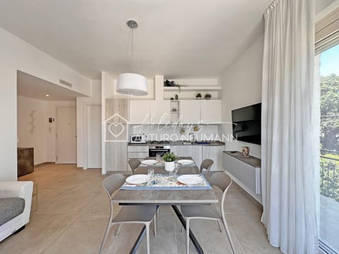 TV and multimedia, Kitchen or kitchenette, Living room, Photo of the whole room, Seating area, Dining area, oven, stove