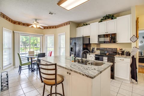 Spacious Richmond Hill Hideaway with Deck! House in Richmond Hill