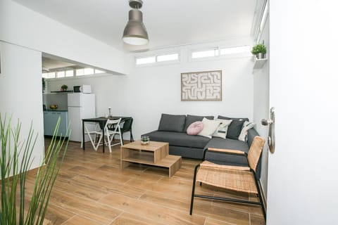 Kitchen or kitchenette, Living room, Seating area, Dining area