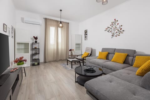 TV and multimedia, Living room, Seating area, air conditioner