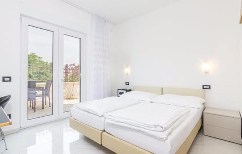 Bed, TV and multimedia, Balcony/Terrace, Bedroom, air conditioner
