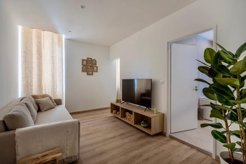 Communal lounge/ TV room, TV and multimedia, Living room, Seating area