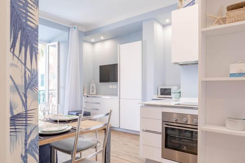 TV and multimedia, Kitchen or kitchenette, Dining area, dishwasher, oven, stove