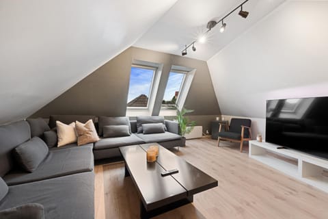 TV and multimedia, Living room, Seating area, Evening entertainment