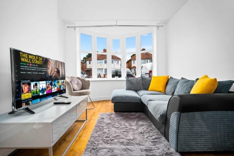 Communal lounge/ TV room, TV and multimedia, Living room, Seating area, Evening entertainment