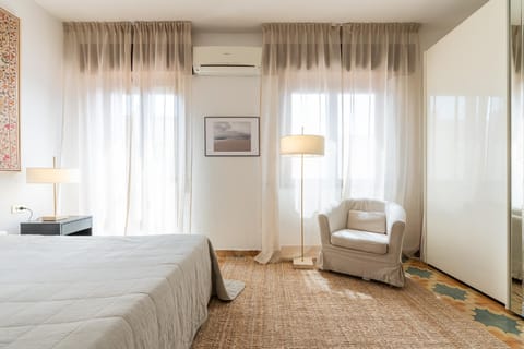 Bed, Photo of the whole room, wardrobe, air conditioner