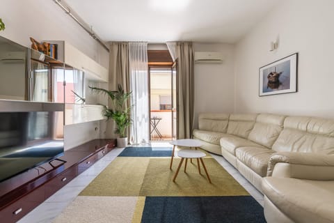 Communal lounge/ TV room, Living room, Seating area, air conditioner