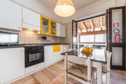 Kitchen or kitchenette, Dining area, oven, pet friendly, stove