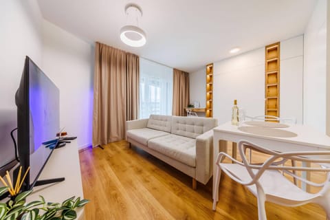 Communal lounge/ TV room, Bed, TV and multimedia, Photo of the whole room, Evening entertainment, Bedroom