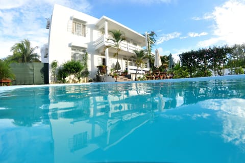 Property building, Day, Pool view, Swimming pool