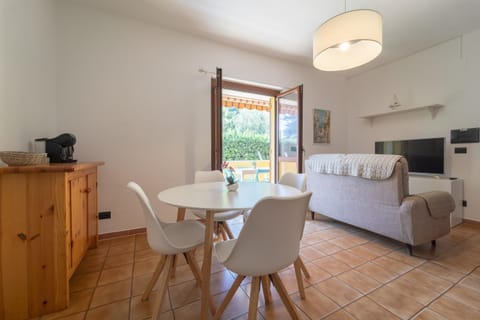 TV and multimedia, Kitchen or kitchenette, Living room, Seating area, Dining area