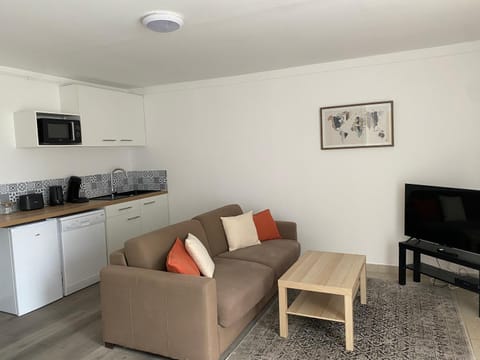 TV and multimedia, Kitchen or kitchenette, Living room, Seating area