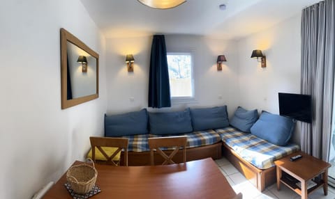 Bed, Living room