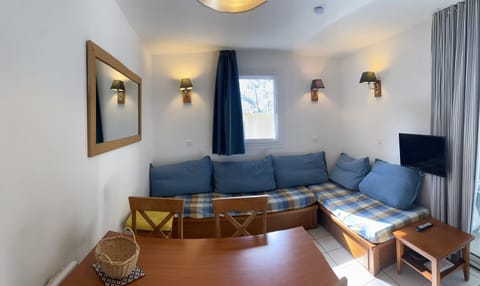 Bed, Living room