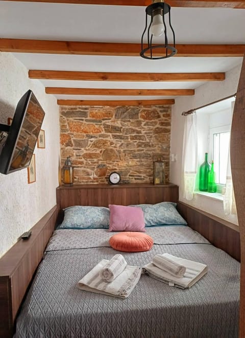 Bed, TV and multimedia, Photo of the whole room, Bedroom, towels