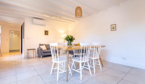 Living room, Meals, air conditioner