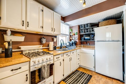 Deck and Fire Pit Manitou Mountain Retreat Apartment in Manitou Springs