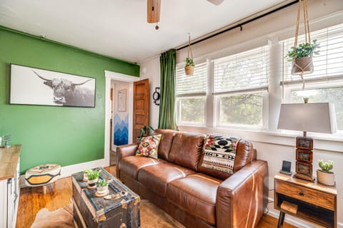 Deck and Fire Pit Manitou Mountain Retreat Apartment in Manitou Springs