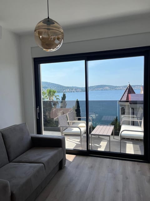 View (from property/room), Balcony/Terrace, Living room, Seating area, Sea view