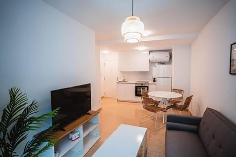 TV and multimedia, Kitchen or kitchenette, Living room, Seating area, Dining area, oven, stove