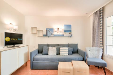 Bed, Living room