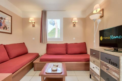 Bed, Living room, Bedroom, fireplace
