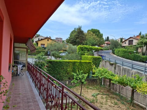Property building, Day, Neighbourhood, Garden, Balcony/Terrace, Garden view, Street view