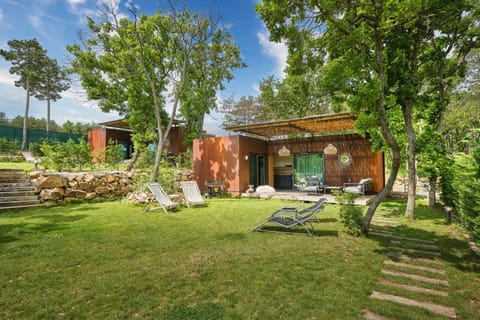Property building, Garden, Balcony/Terrace