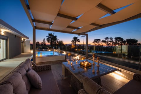 Balcony/Terrace, Dining area, Swimming pool, Sunset