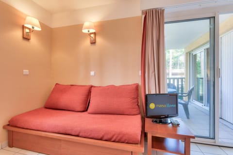 Bed, Living room, furniture