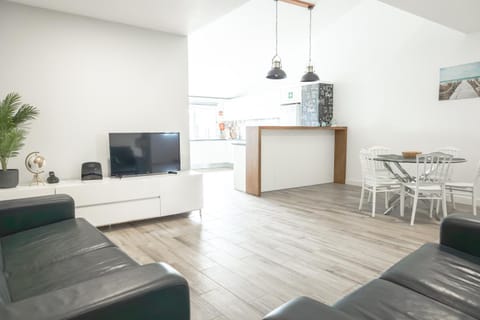 TV and multimedia, Kitchen or kitchenette, Living room, Dining area