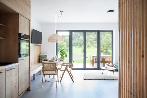 TV and multimedia, Kitchen or kitchenette, Photo of the whole room, Dining area