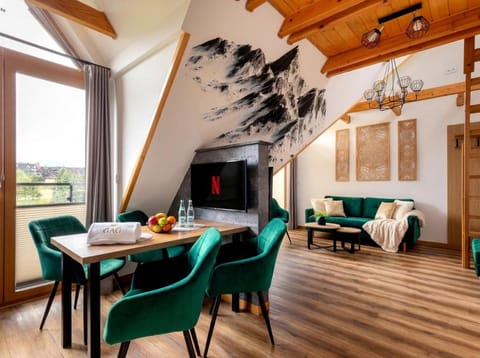 TV and multimedia, Living room, Seating area, Dining area