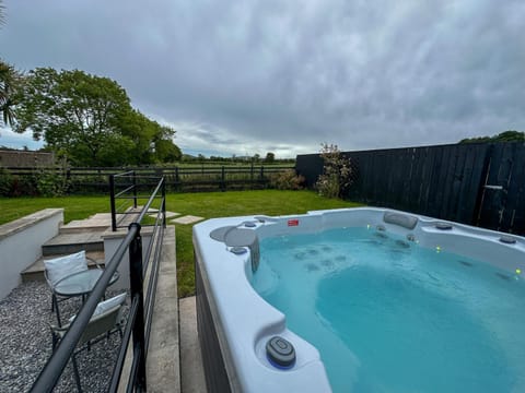Property building, Hot Tub