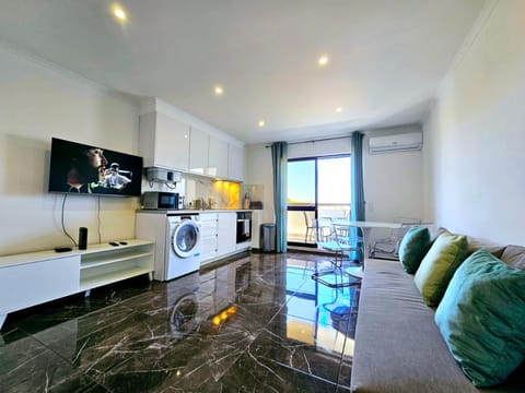 TV and multimedia, Coffee/tea facilities, Balcony/Terrace, Kitchen or kitchenette, Living room, Seating area, Dining area, oven, stove, toaster, washing machine, dryer, air conditioner