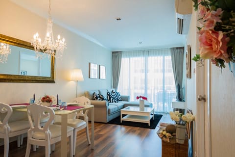 Photo of the whole room, Dining area